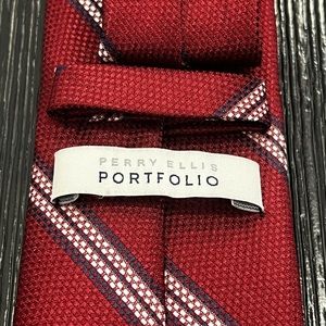 Men’s Tie
Length (TALL)
Dry clean only 
Gently used